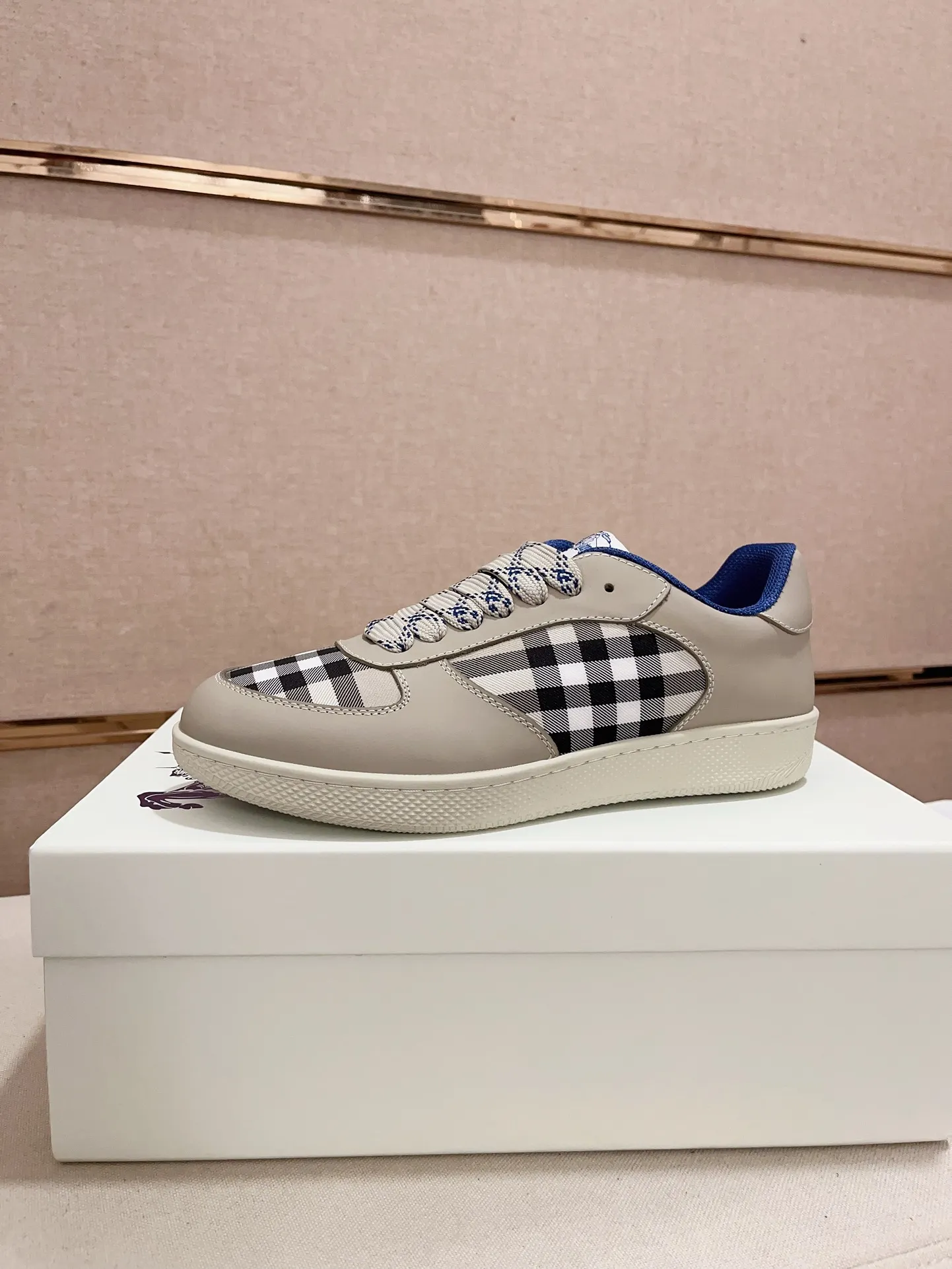 Men's shoes💰: 620💰Top version🥳◾️▫️The new Burberry men's classic low-top sneakers are reinterpreted with Vintage retro plaid cotton material and calfskin, decorated with a new brand logo. First-layer cowhide lining, embossed Burberry logo on the heel, and original TPU outsole! Code number: 38-45. Women's sizes and 46 can be customized.